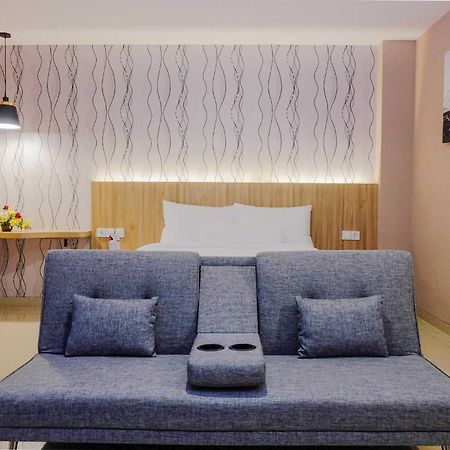 Front One Hotel Sragen Bagian luar foto