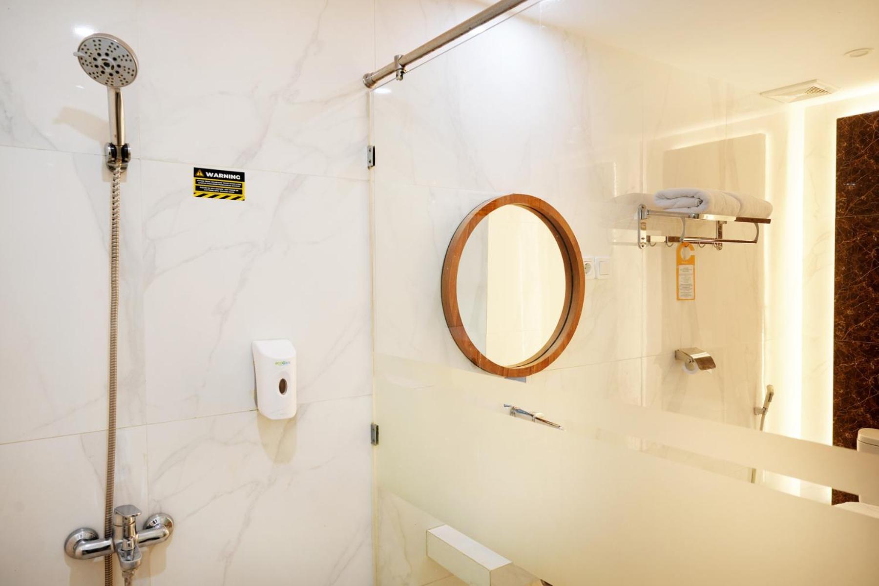 Front One Hotel Sragen Bagian luar foto