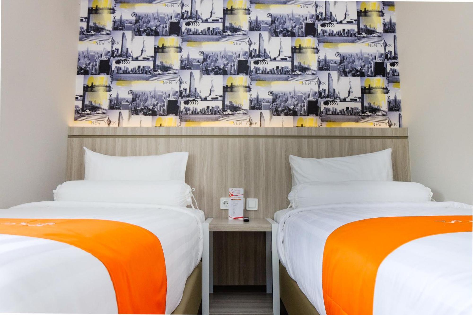 Front One Hotel Sragen Bagian luar foto