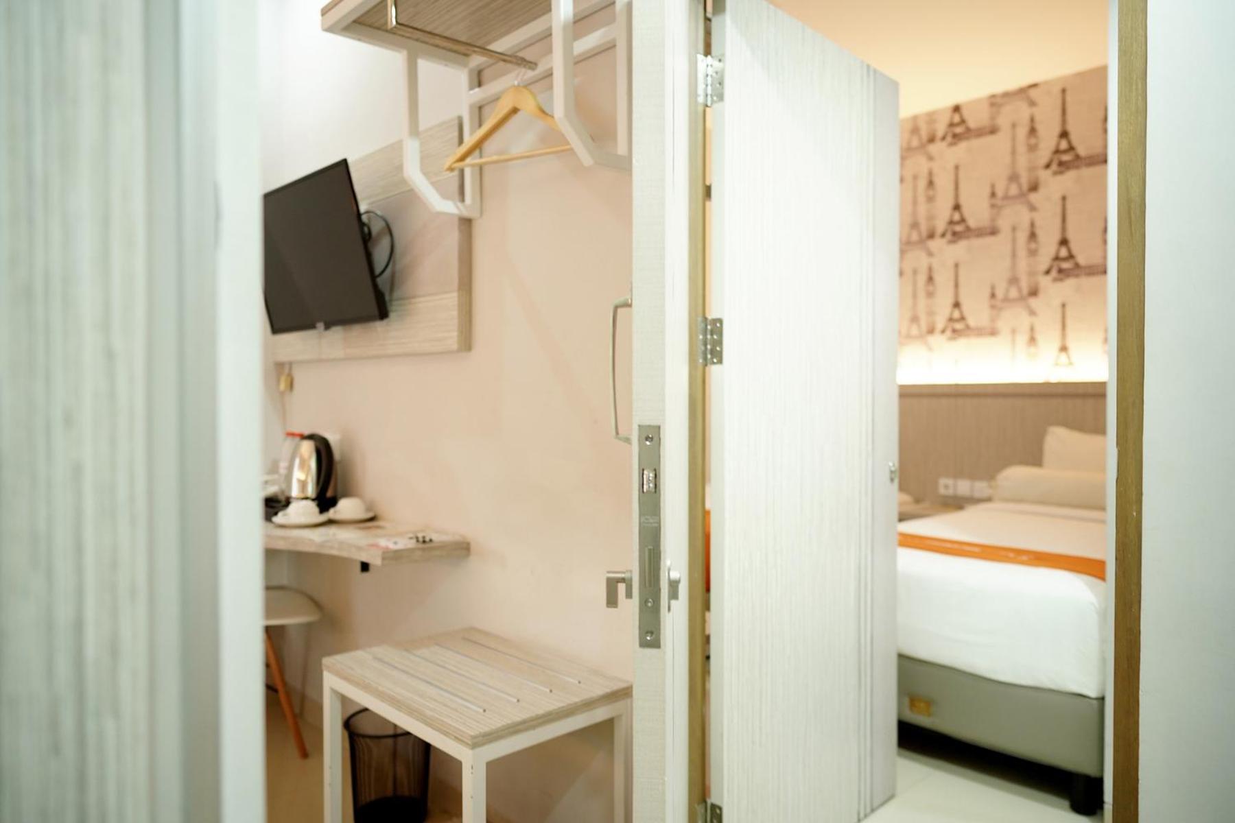 Front One Hotel Sragen Bagian luar foto