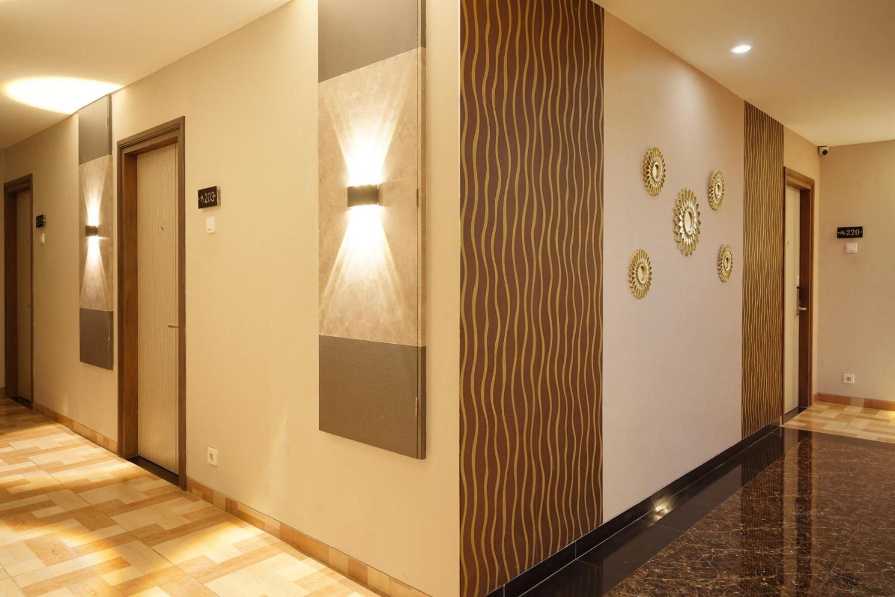 Front One Hotel Sragen Bagian luar foto