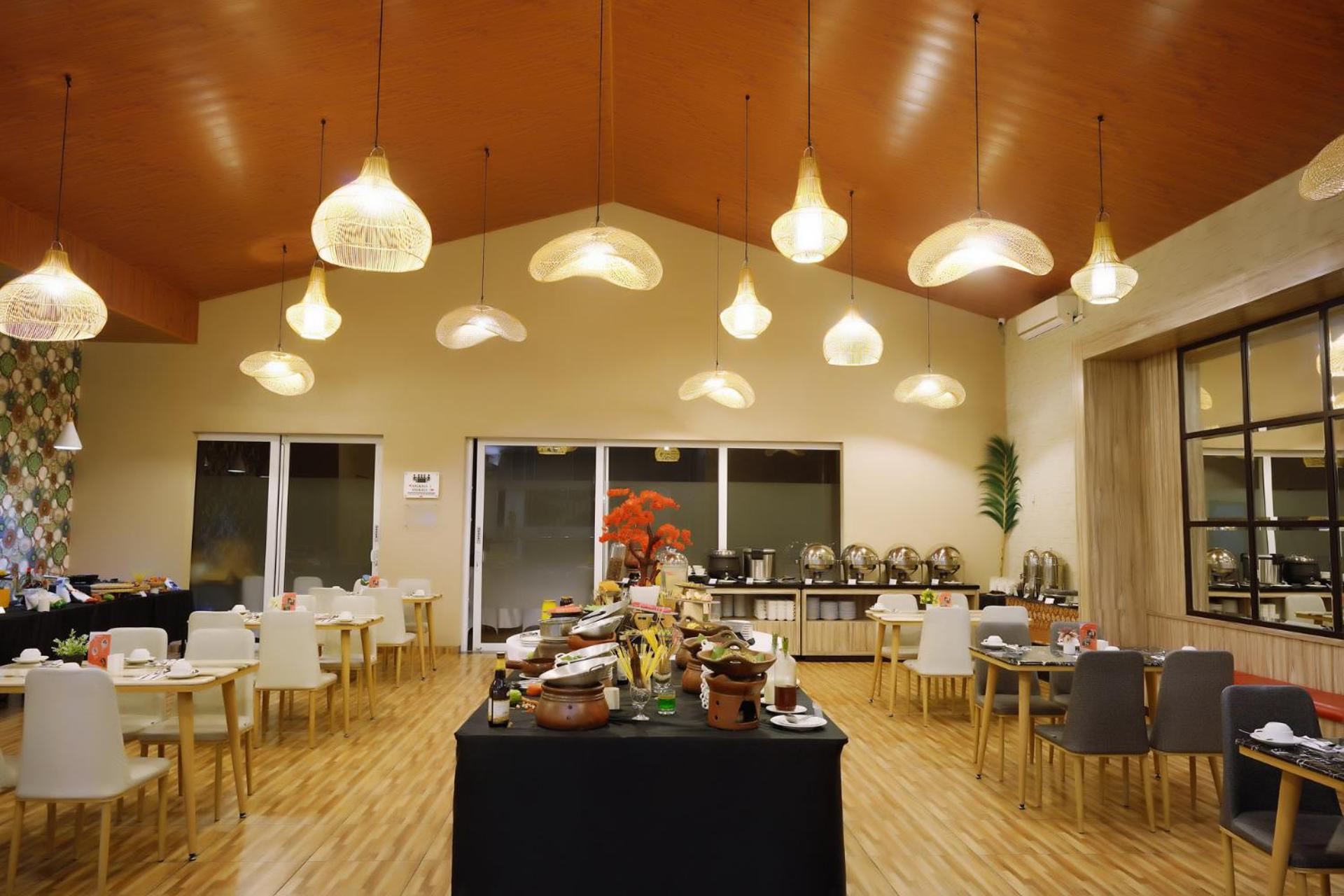 Front One Hotel Sragen Bagian luar foto