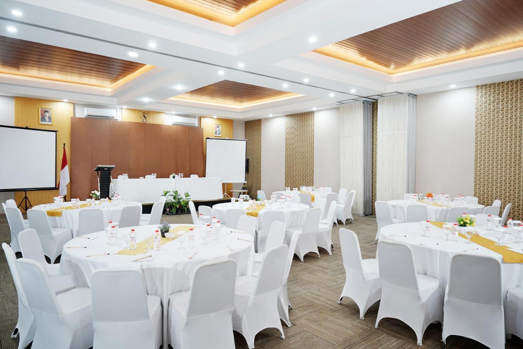 Front One Hotel Sragen Bagian luar foto