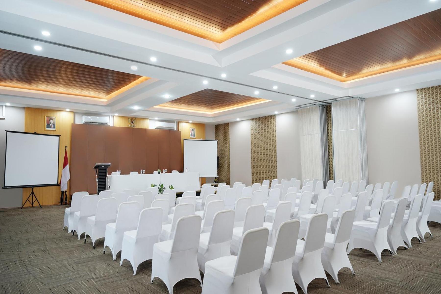 Front One Hotel Sragen Bagian luar foto