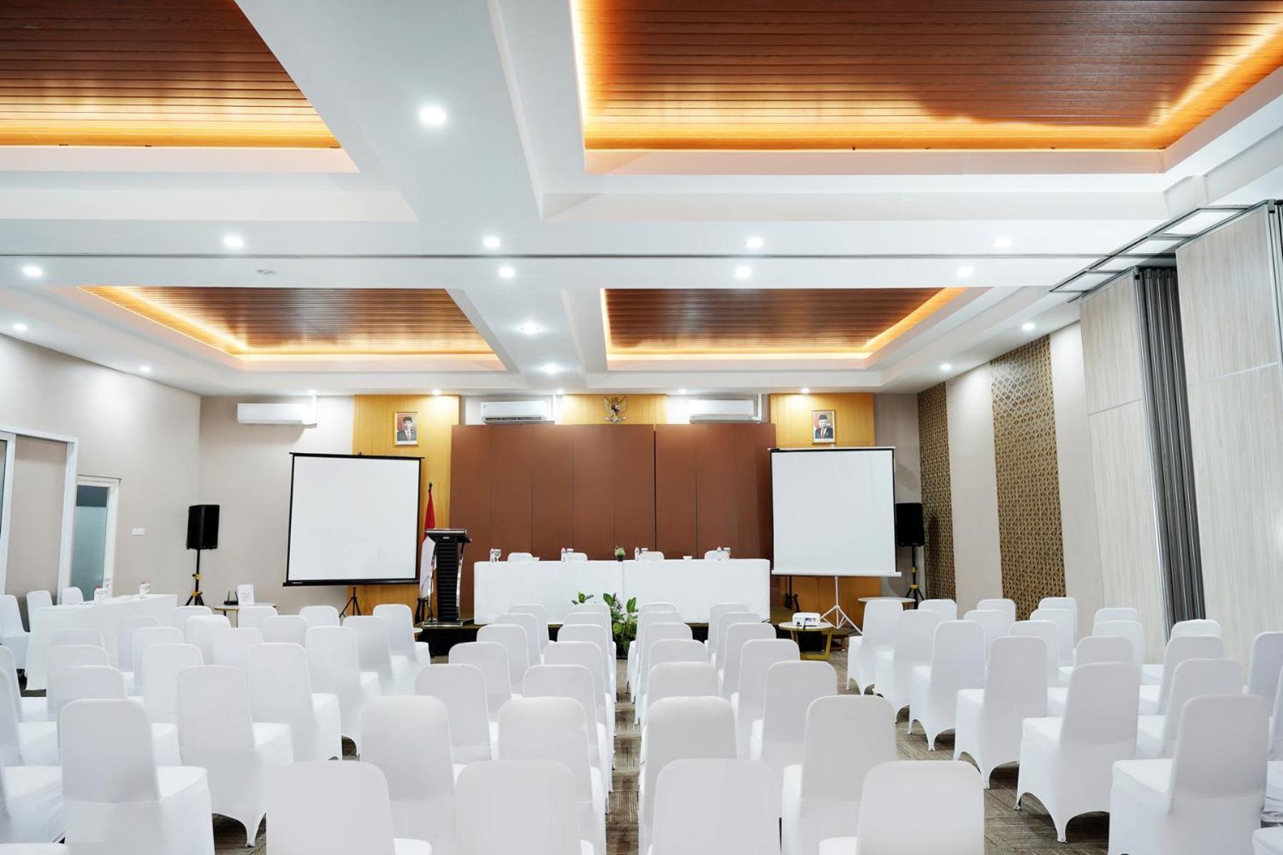 Front One Hotel Sragen Bagian luar foto