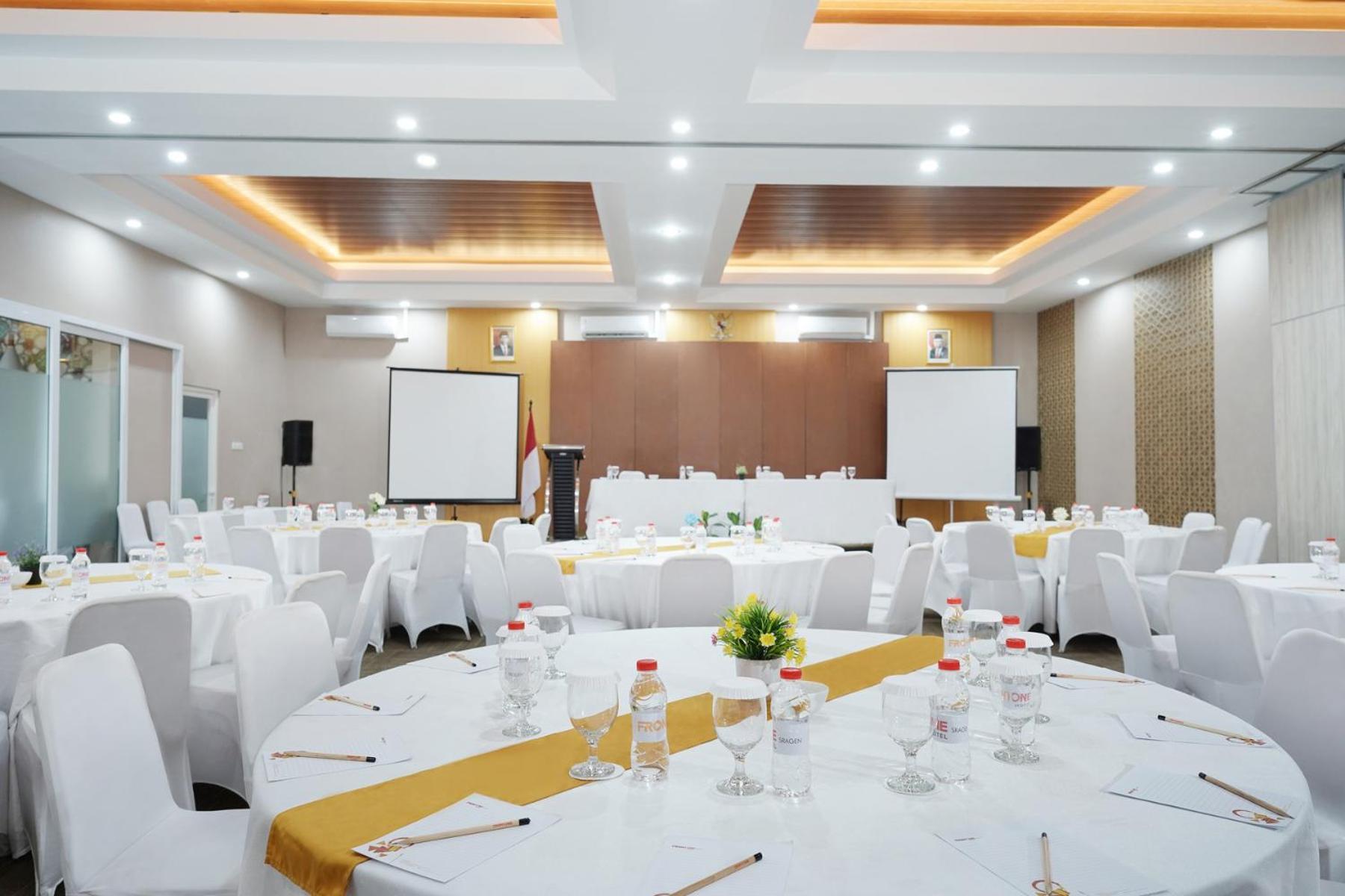 Front One Hotel Sragen Bagian luar foto