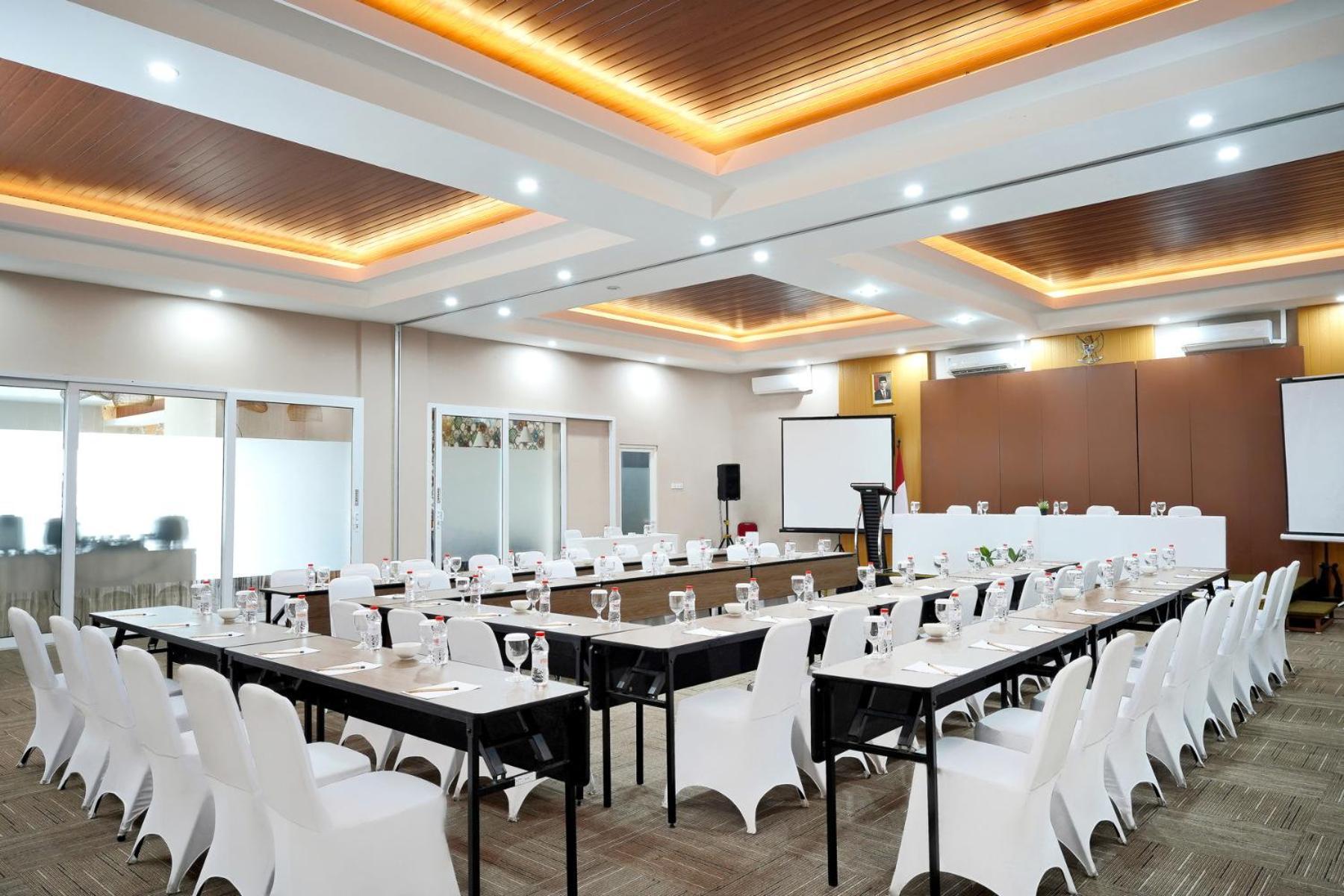 Front One Hotel Sragen Bagian luar foto