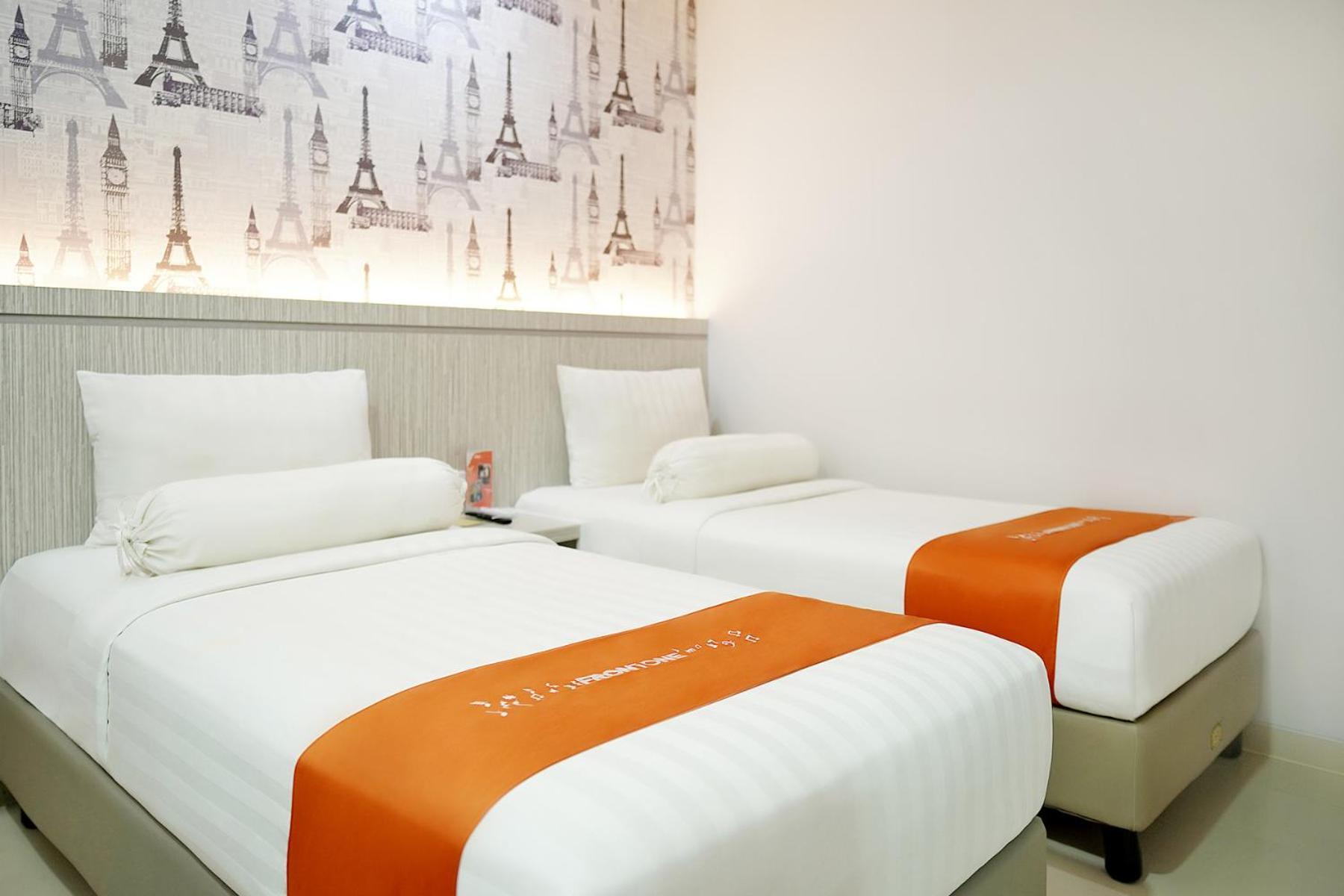 Front One Hotel Sragen Bagian luar foto