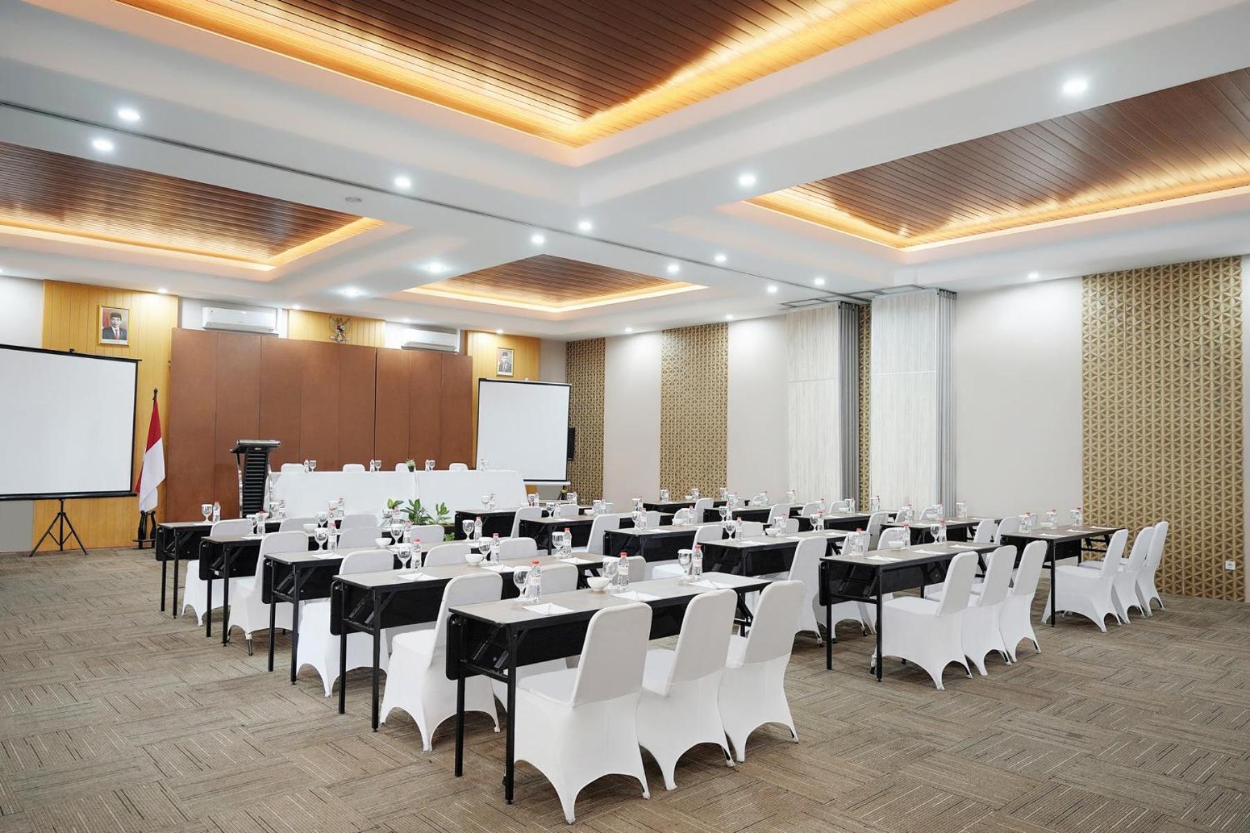 Front One Hotel Sragen Bagian luar foto