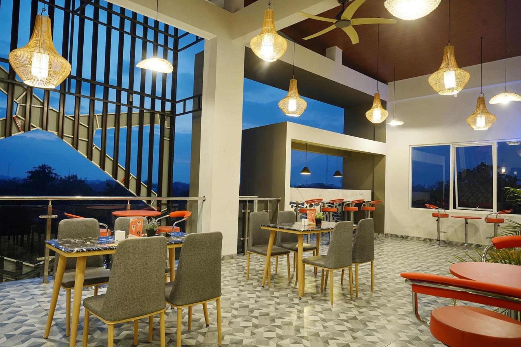 Front One Hotel Sragen Bagian luar foto