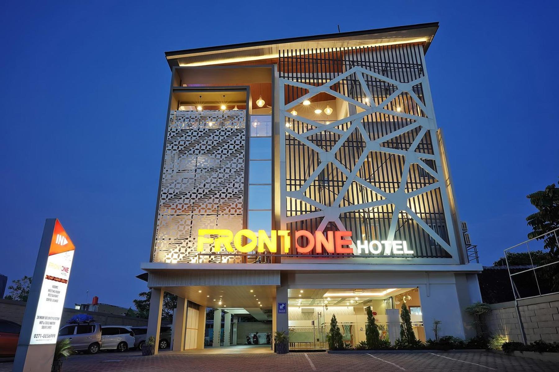 Front One Hotel Sragen Bagian luar foto