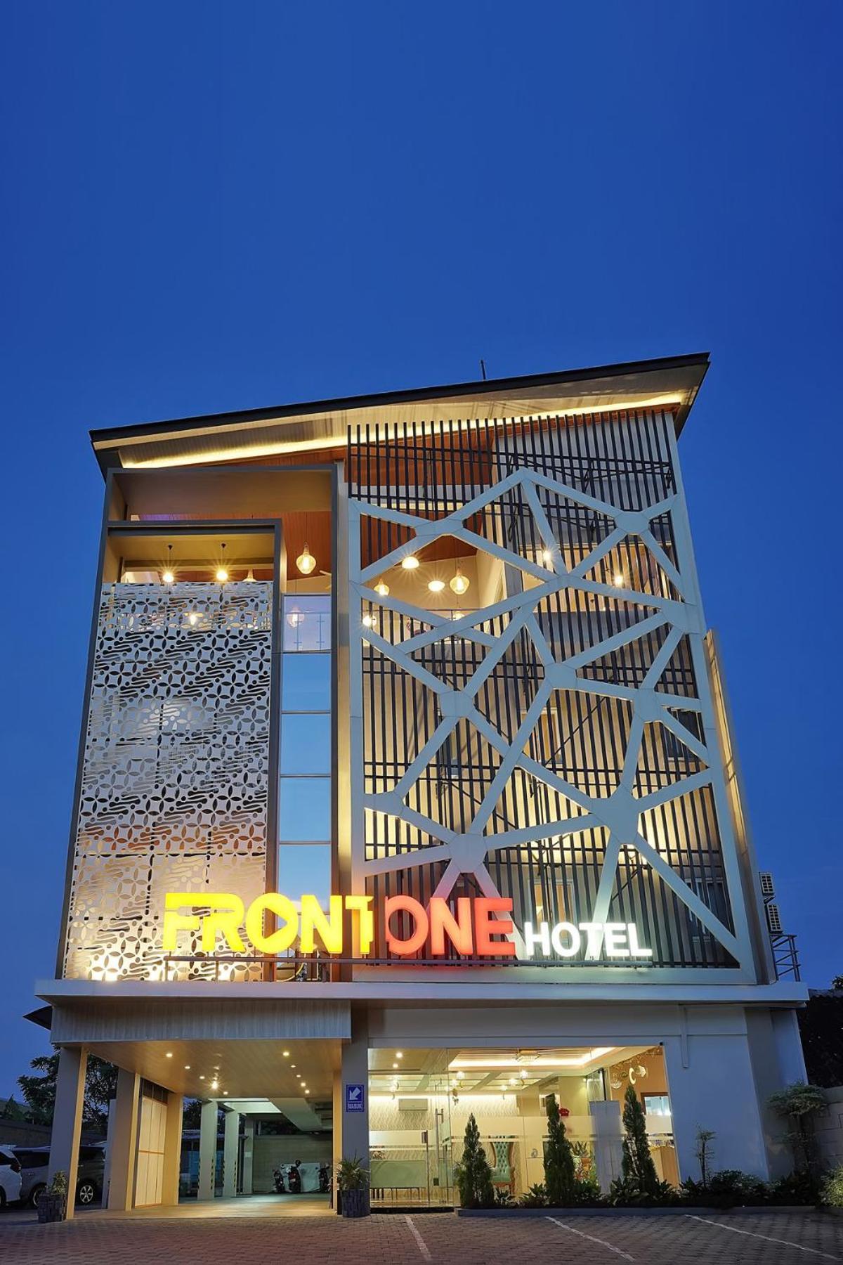 Front One Hotel Sragen Bagian luar foto