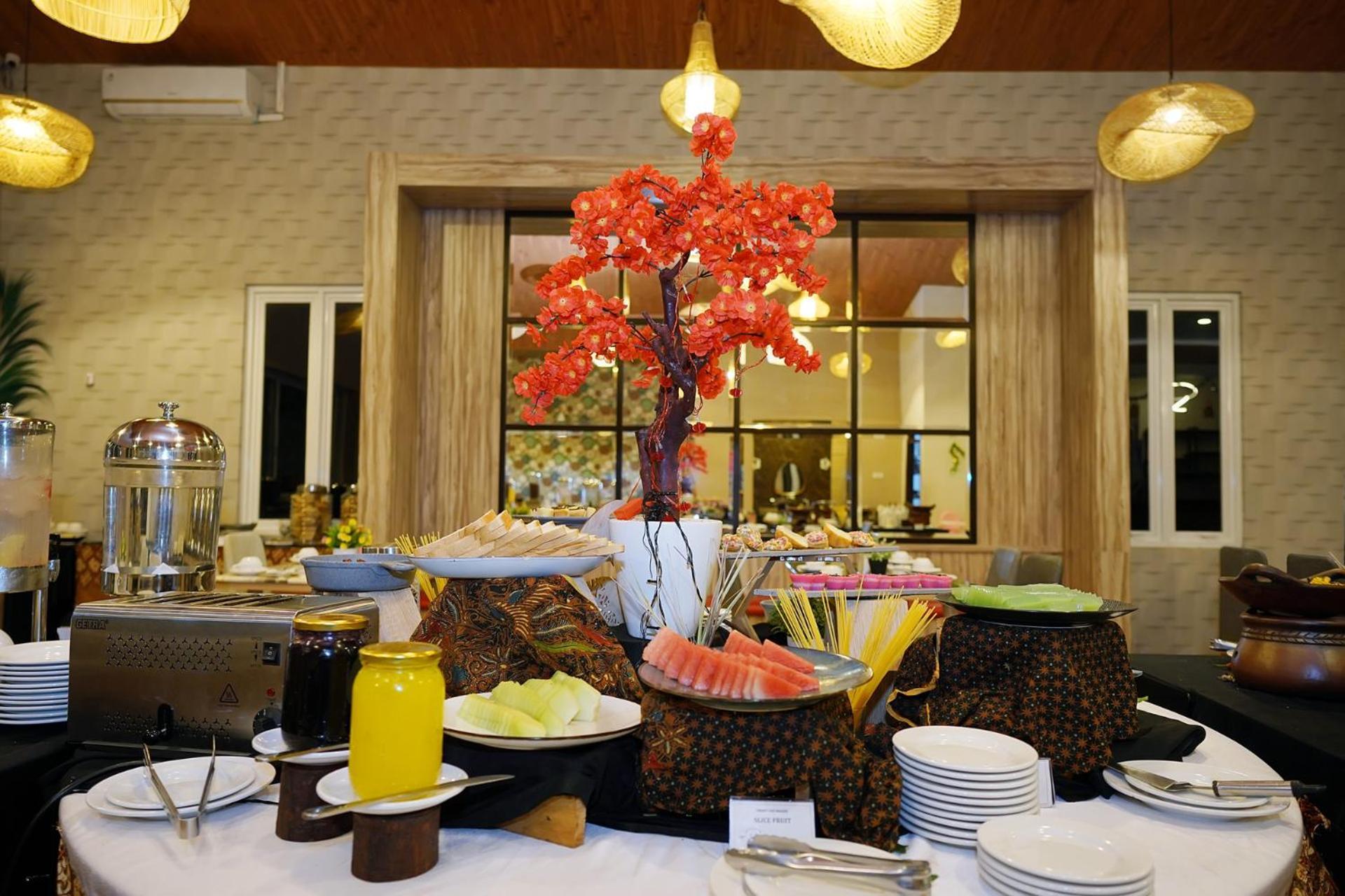 Front One Hotel Sragen Bagian luar foto