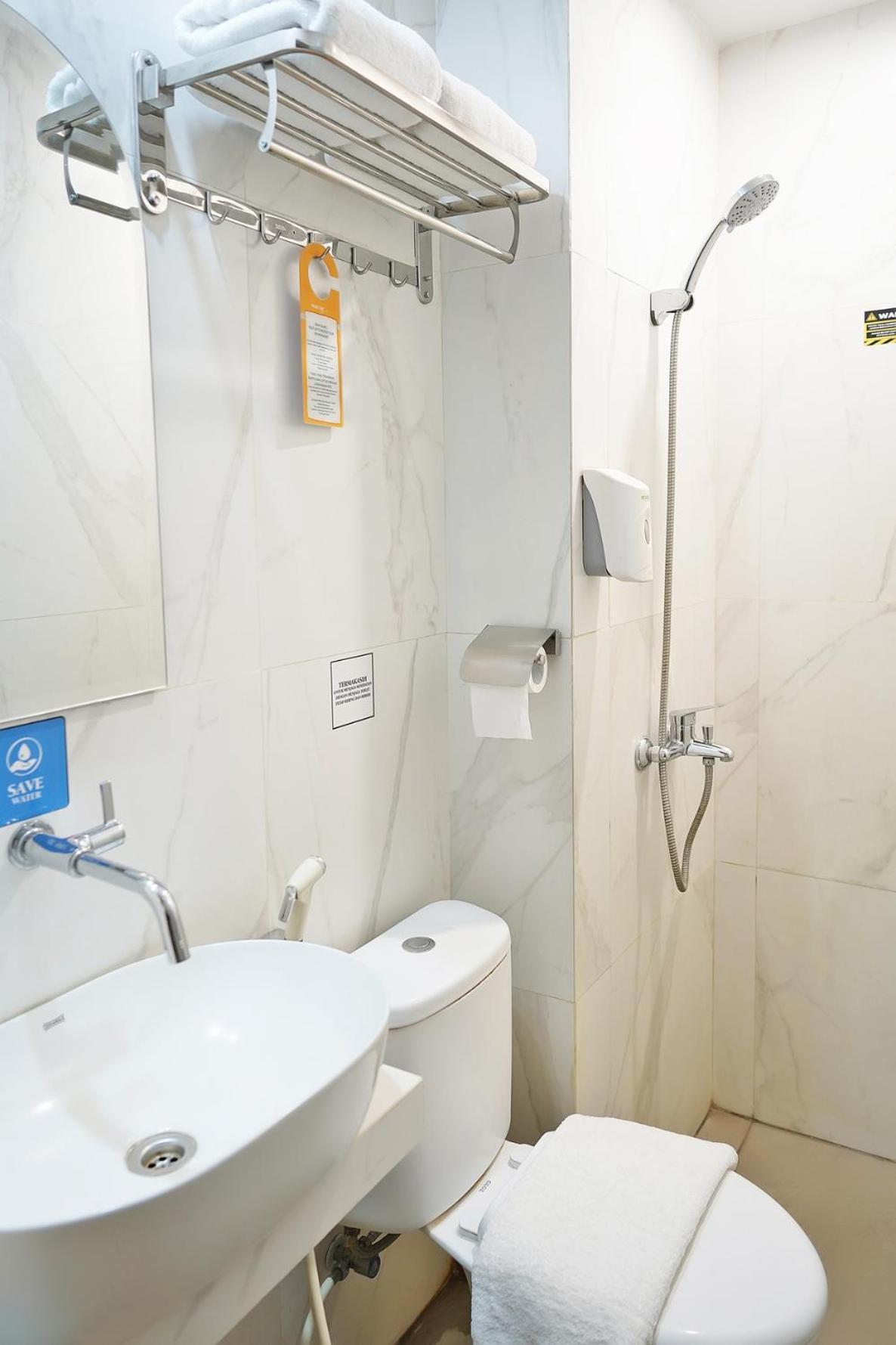 Front One Hotel Sragen Bagian luar foto