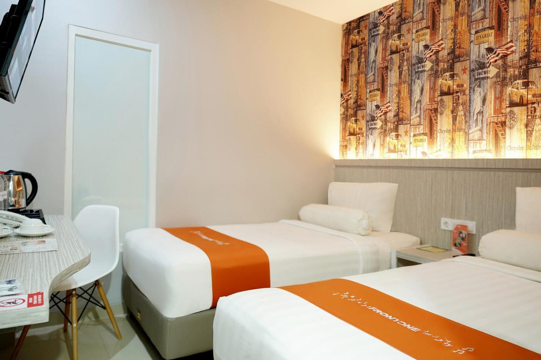 Front One Hotel Sragen Bagian luar foto