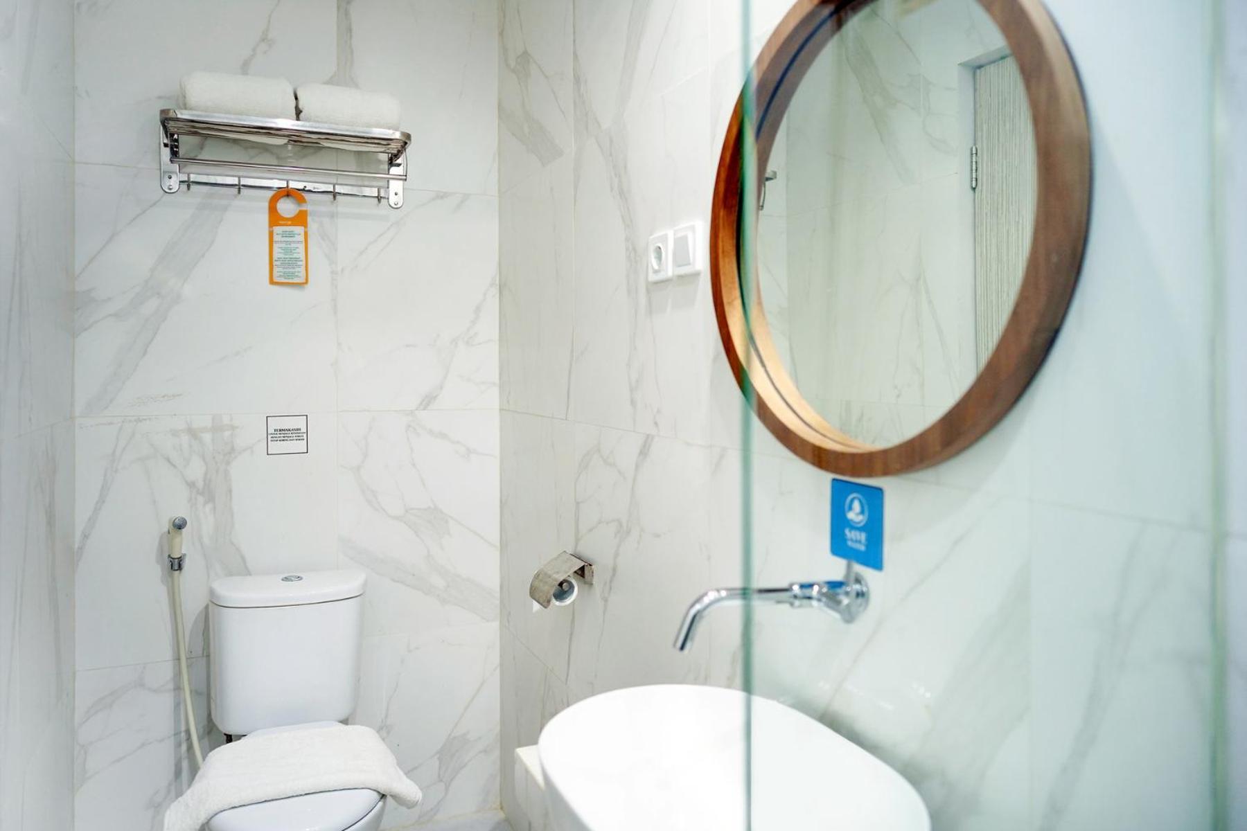 Front One Hotel Sragen Bagian luar foto