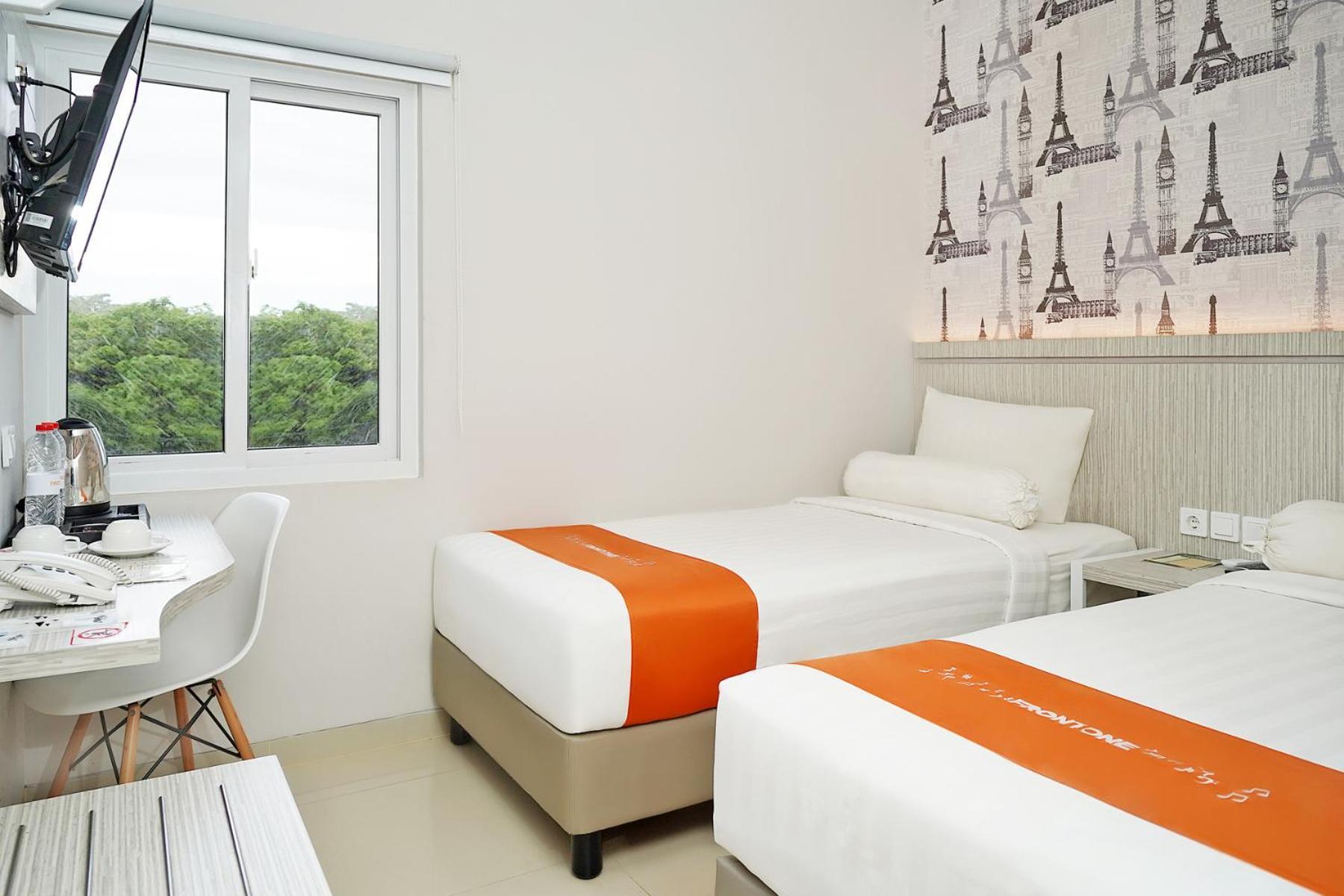 Front One Hotel Sragen Bagian luar foto