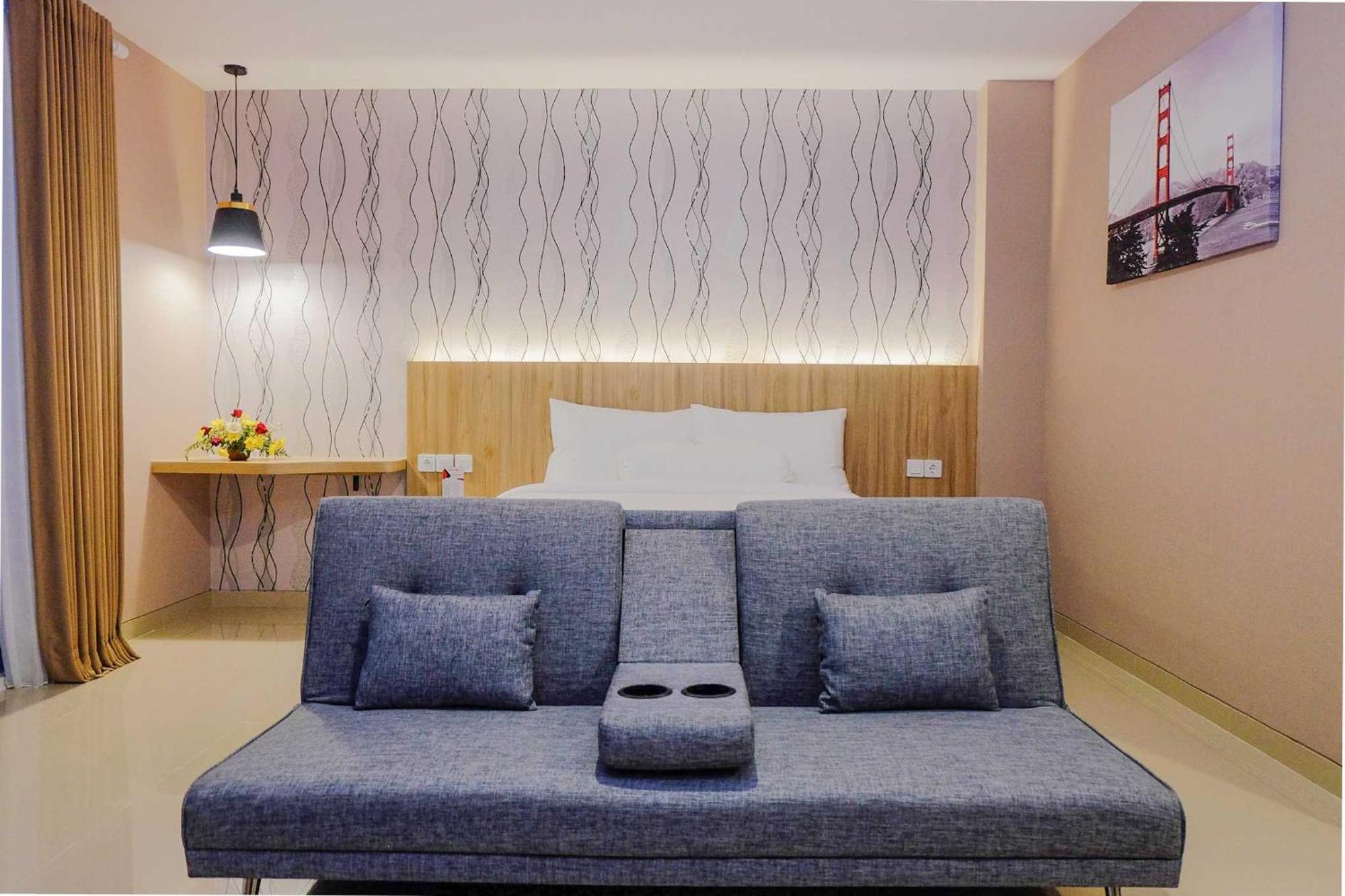 Front One Hotel Sragen Bagian luar foto